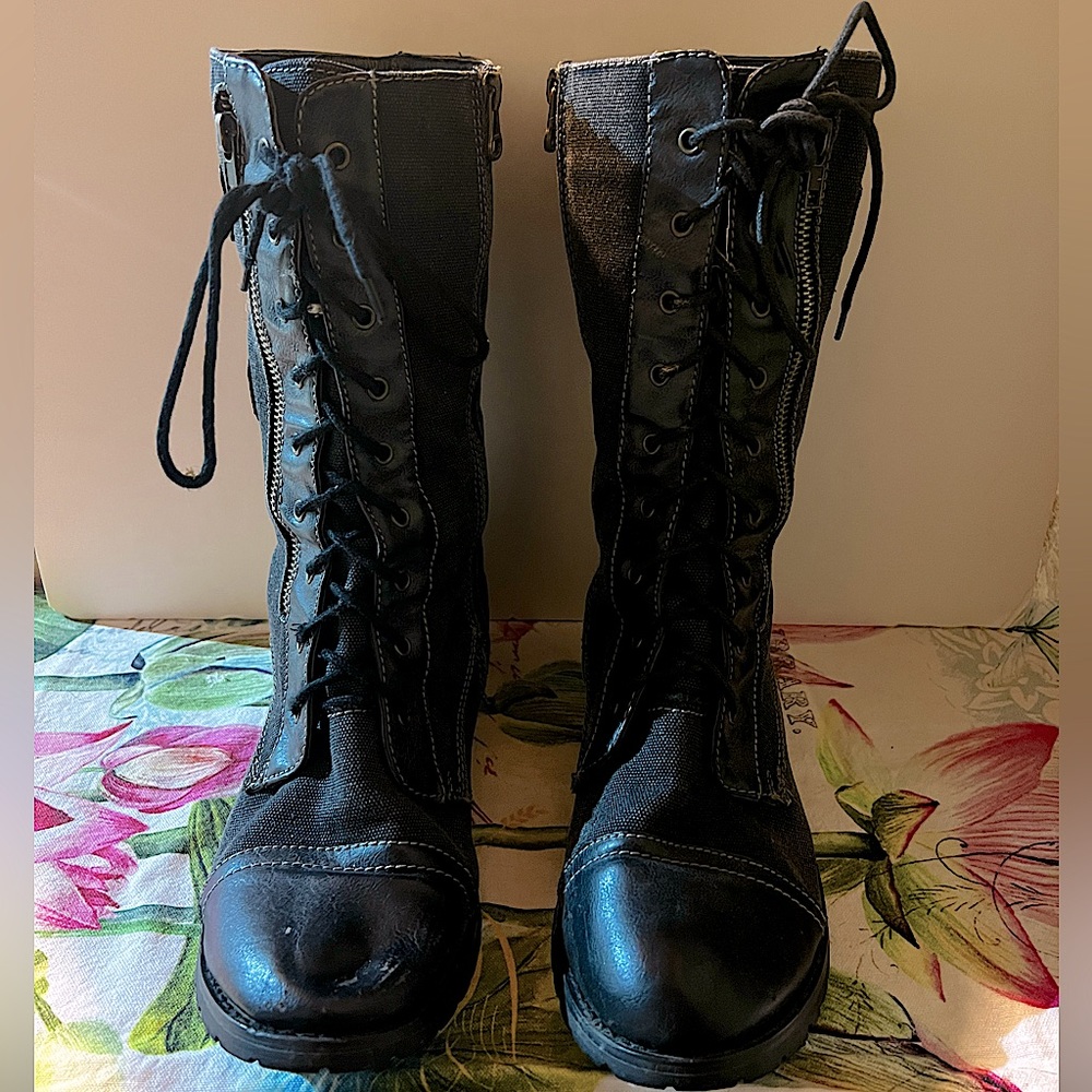 Boot, side zipper, size 9